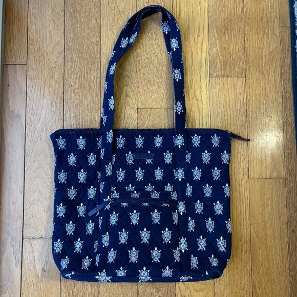 Vera Bradley Small Vera Tote bag in the "Turtle Dream" pattern - Picture 1 of 6